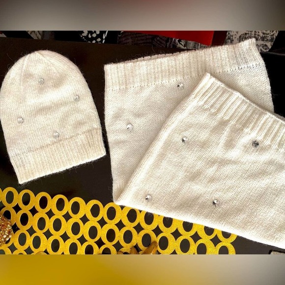 NWOT Victoria secret Winter hat and scarf matching set - Picture 2 of 4